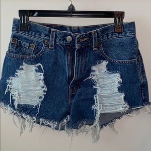 Levi’s distresses Jean shorts size 6